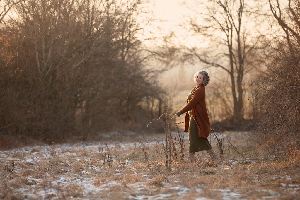 Sonja Auer, Outdoor-Fotografin aus Stuttgart, in einer schneebedeckten Winterlandschaft.