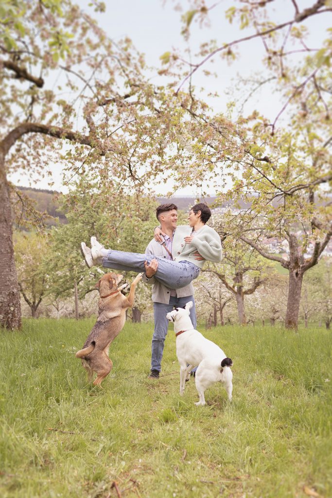 Fotografin Sonja bei der Arbeit – Paarfotos mit Hund Stuttgart