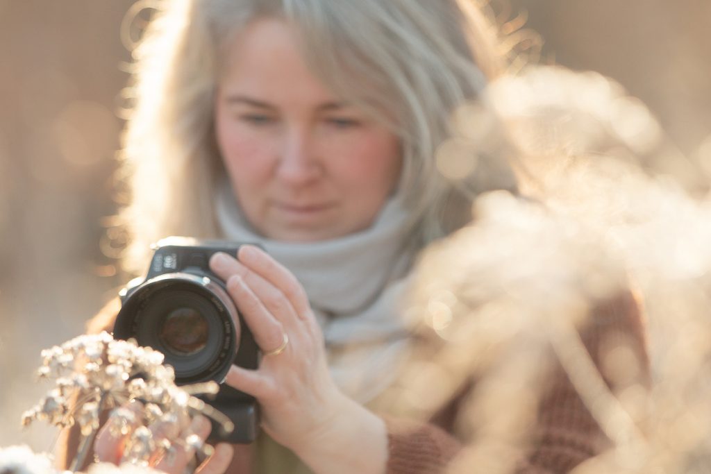 Sonja Fotografin aus sindelfingen für den Grossraum Stuttgart hält ihre Kamera in den Händen Stimmungsbild