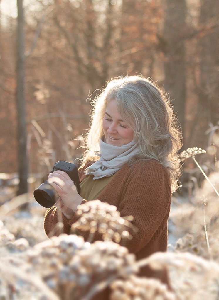 Porträt von Sonja, Fotografin aus Sindelfingen im Großraum Stuttgart, schaut direkt in die Kamera, Outdoor-Fotoshooting, professionelle Fotografin
